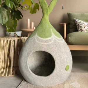 „Handgefertigtes Filz-Katzenhaus in Tropfenform, hellgrau mit grünem Akzent und dekorativem Muster, mit einer Katze gemütlich im Inneren – stilvoller Rückzugsort für Katzen.“